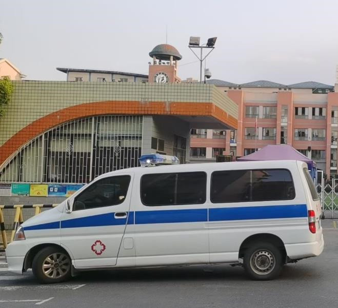 都匀救护车出租护送骨折病人一公里多少钱